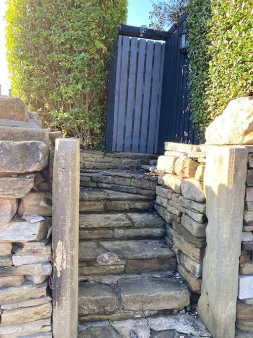 Honeybee Cottage, With A Log Fire & A Hot Tub. Bradford  Exteriör bild