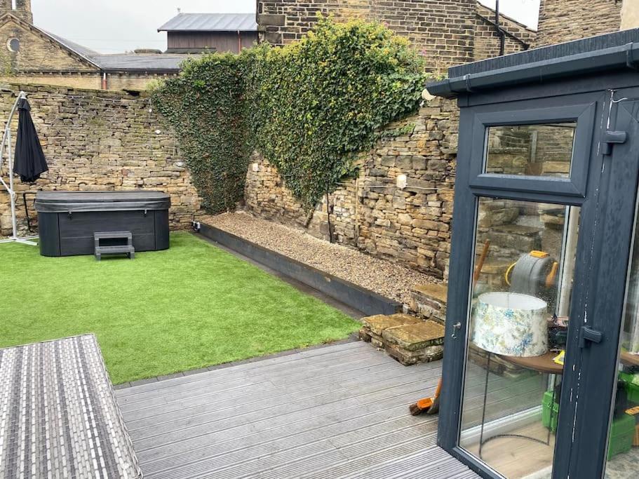 Honeybee Cottage, With A Log Fire & A Hot Tub. Bradford  Exteriör bild